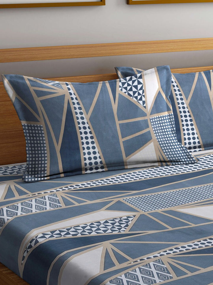 KLOTTHE White & Blue Geometric Printed 300 TC Dilengkapi Cadar King Dengan 2 Sarung Bantal