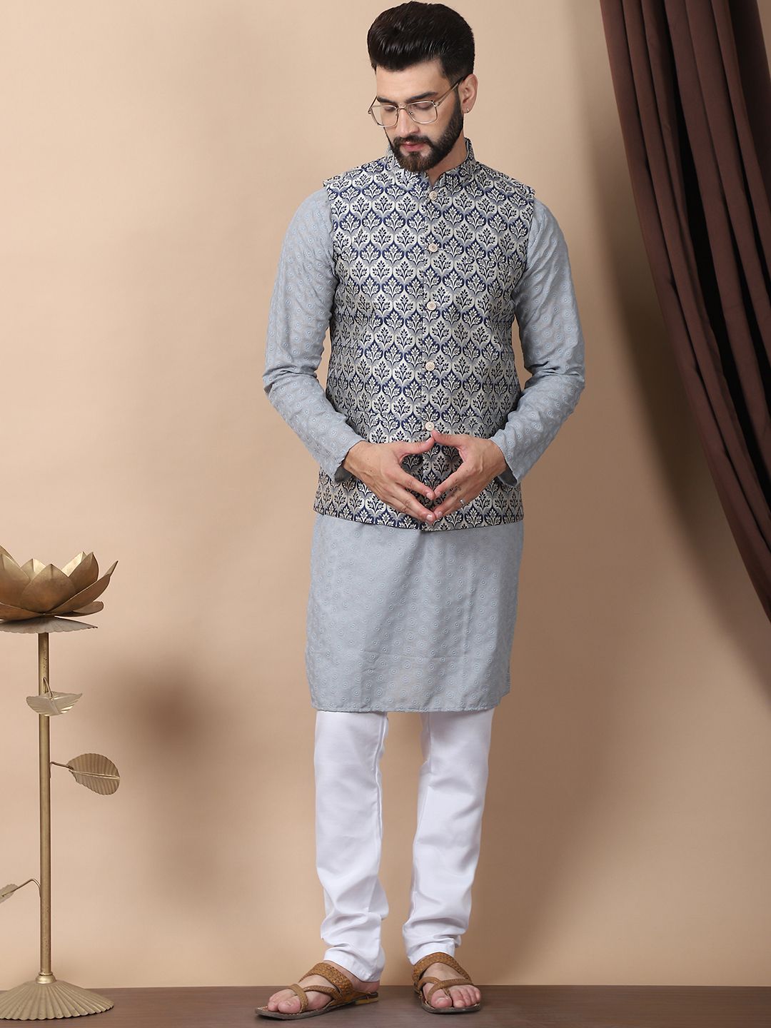 Anouk Grey Floral Sulam Benang Berfungsi Kurta Kapas Tulen dengan Jaket Churidar & Nehru
