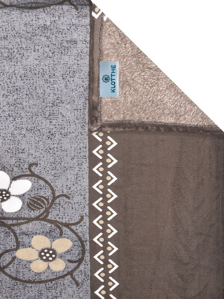 KLOTTHE Grey Geometri Printed Flat 300 TC Woolen King Double Bedsheet Dengan 2 Sarung Bantal