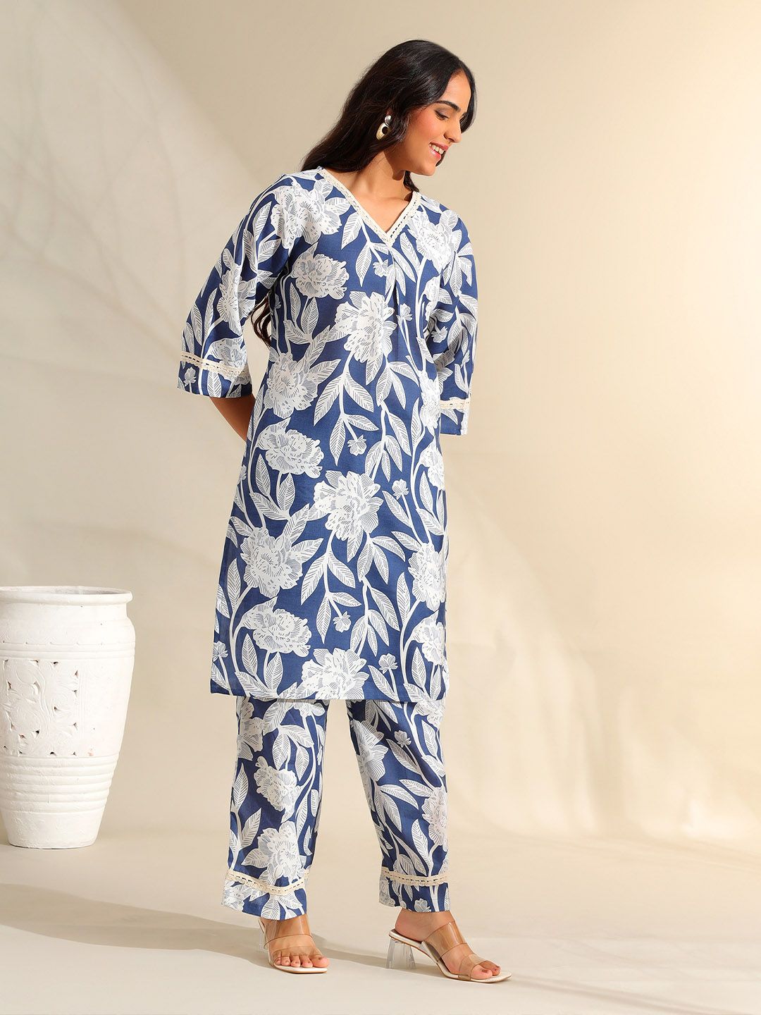 Mamicha Women Floral Printed Regular Pure Cotton Kurta with Trousers