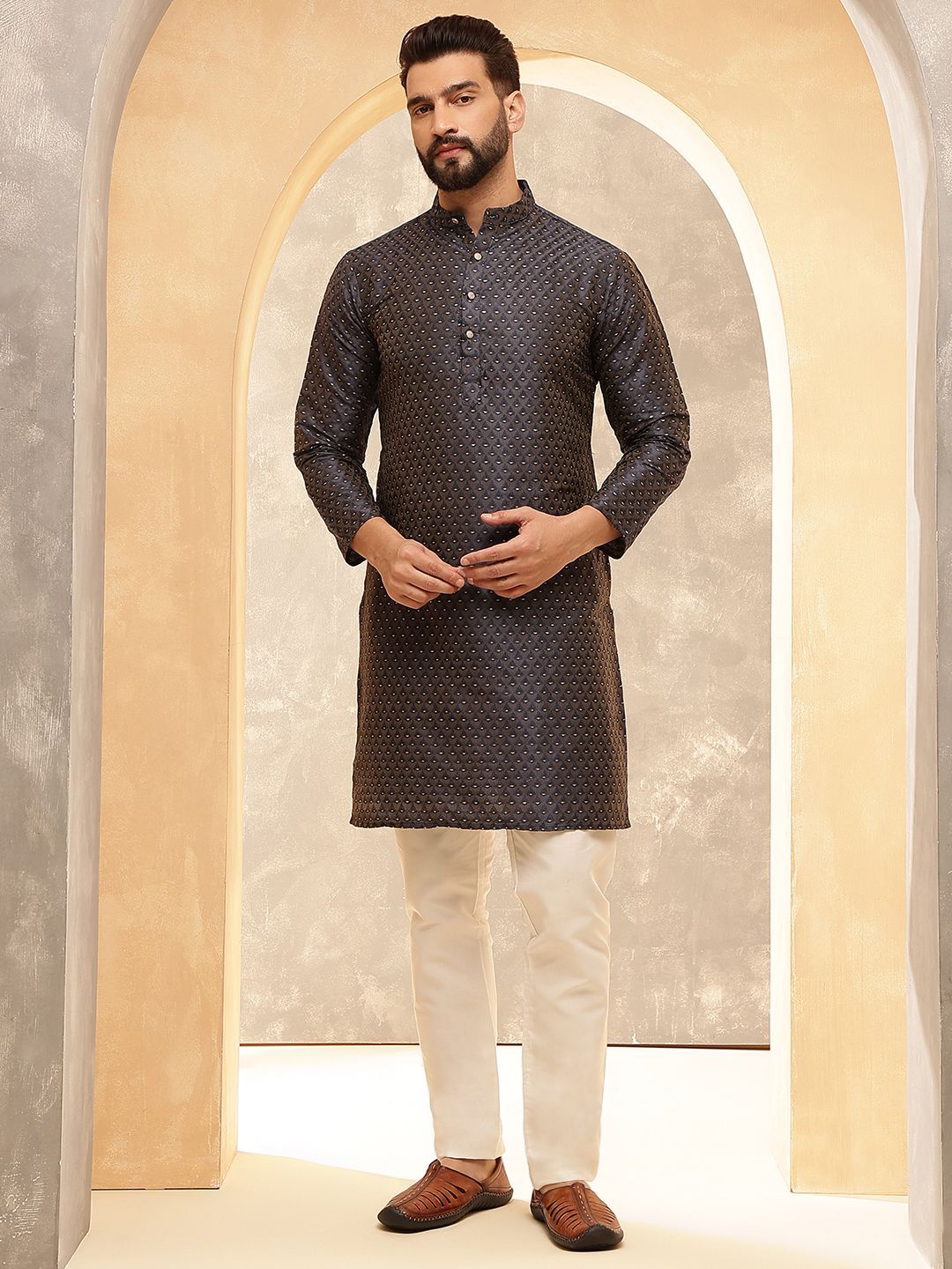 Kurta Sutera Jacquard Biru Laut Biru Bersulam Geometrik Mandarin Dengan Pijama