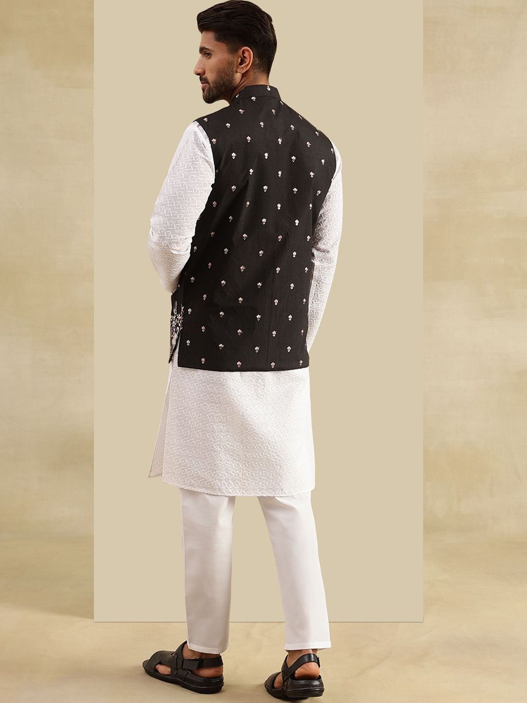 SOJANYA Men Embroidered Regular Pure Cotton Kurta with Pyjamas & Nehru Jacket
