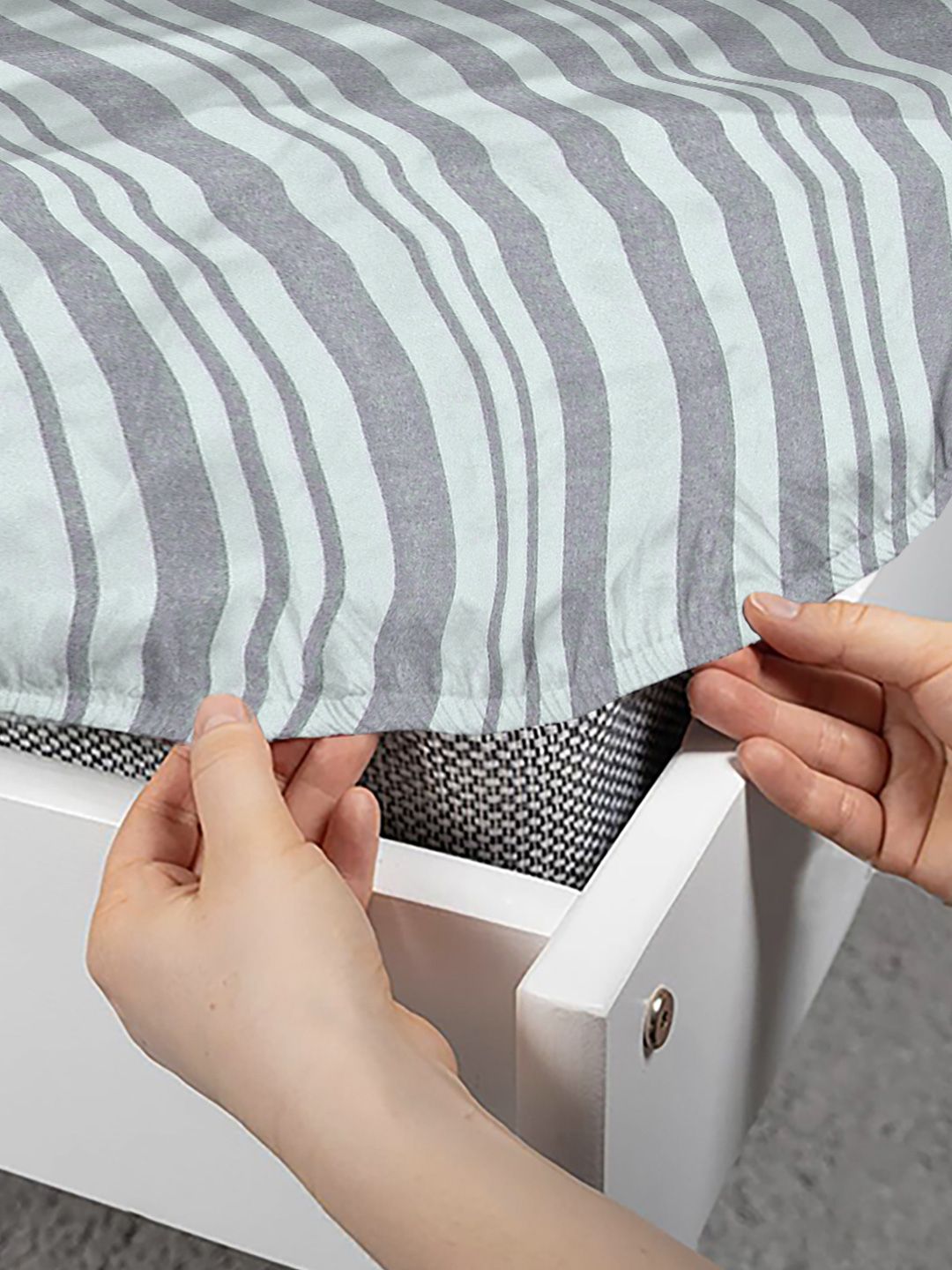 KLOTTHE Grey Polycotton Striped Dipasang 300 GSM Double Bedsheet