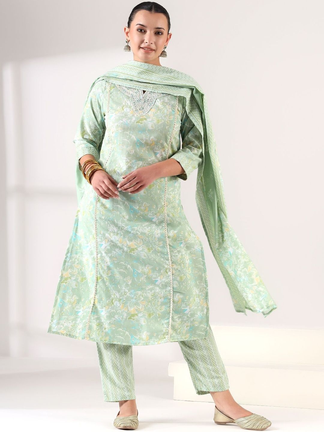 Mamicha Women Floral Printed Regular Thread Work Kurta with Trousers & With Dupatta