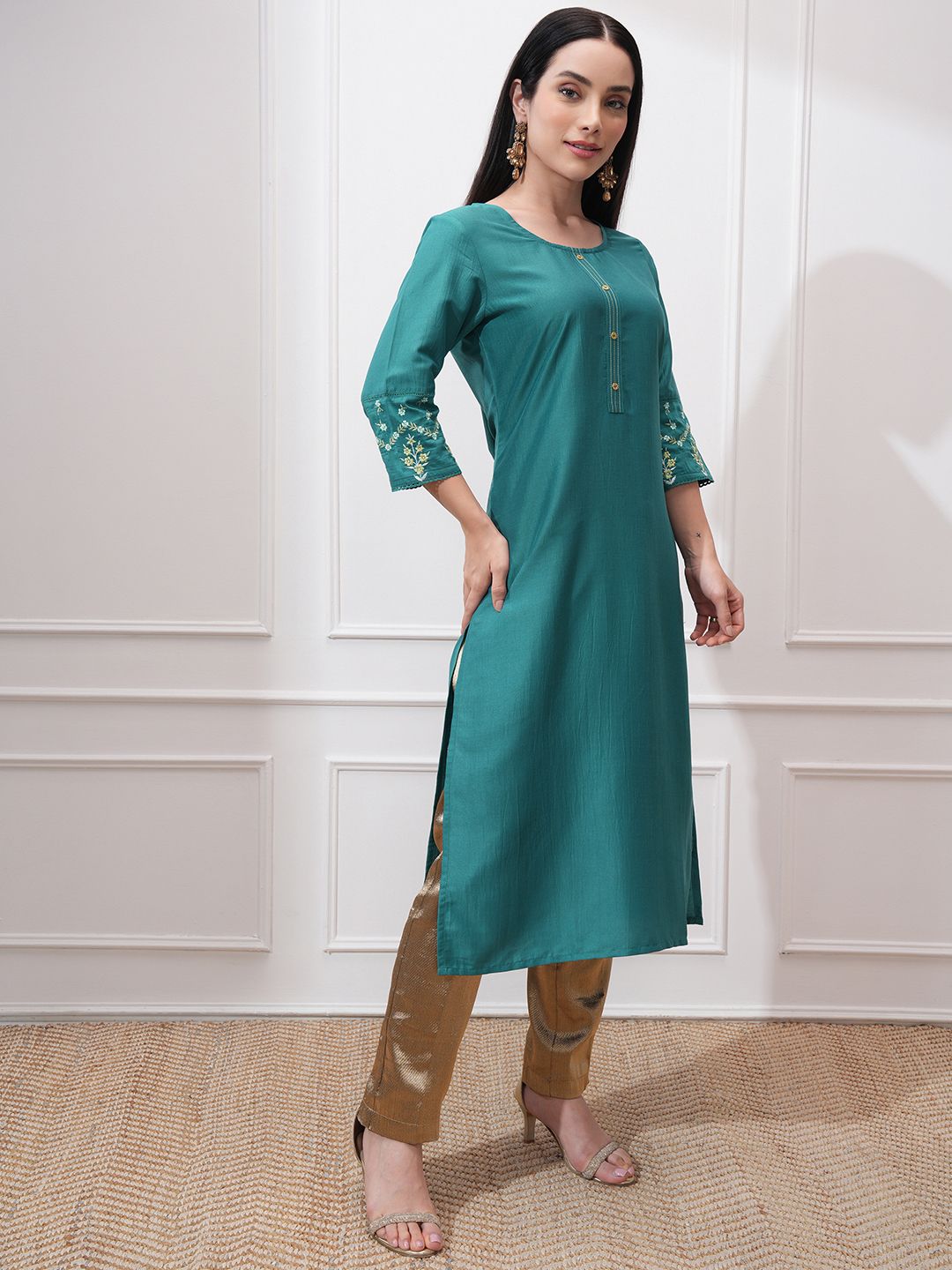 Vishudh Round Neck Three-Quarter Sleeves Thread Work Straight Kurta