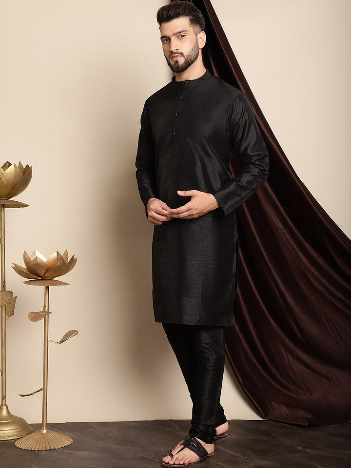 Anouk Mandarin Collar Dupion Silk Kurta dengan Churidar