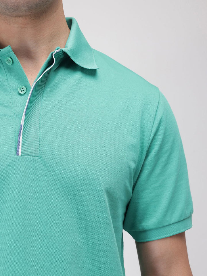 T-shirt kolar polo lelaki yang jarang berlaku