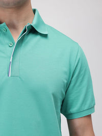 T-shirt kolar polo lelaki yang jarang berlaku