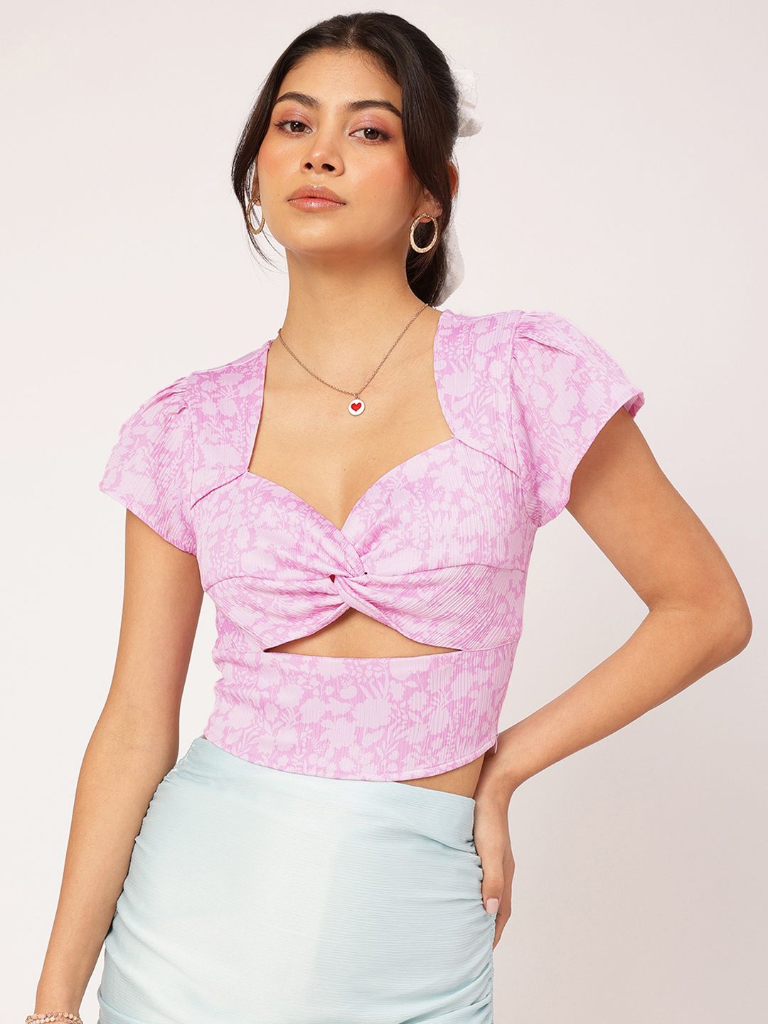 DressBerry Cute Femme Twisted Cut Out Detail Crop Top