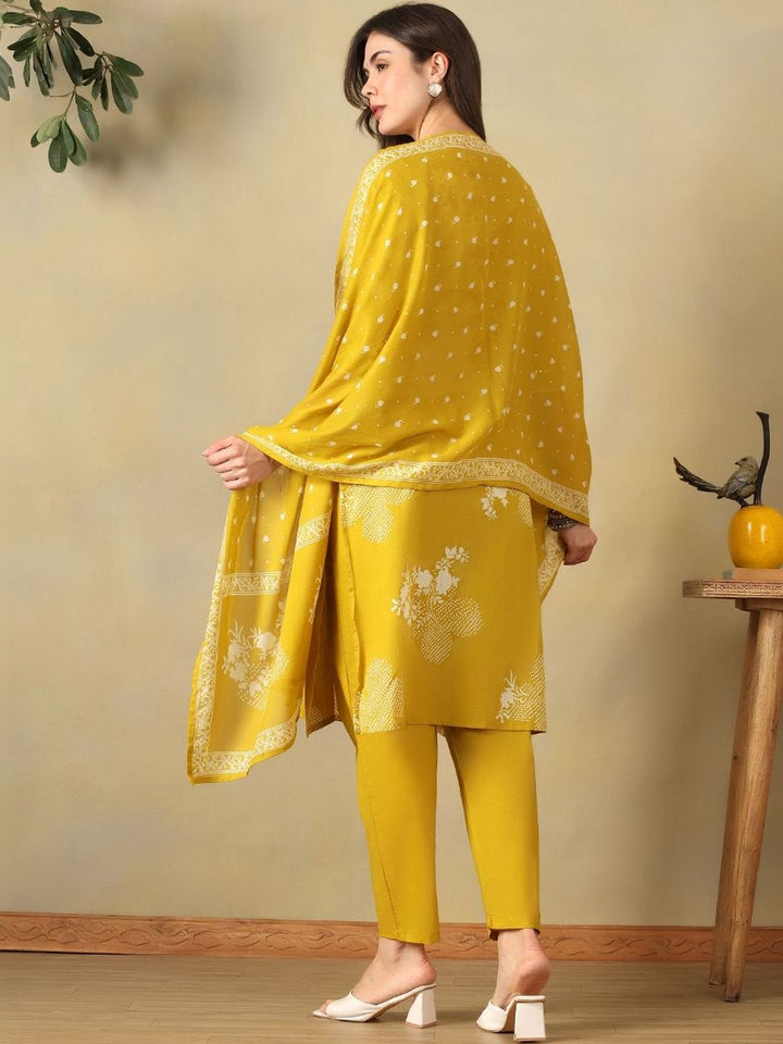 Mamicha Women Floral Printed Regular Thread Work Pure Cotton Kurta with Trousers & With Dupatta