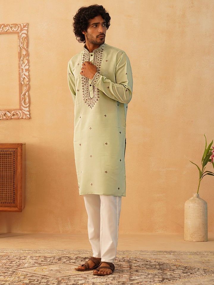 Jompers Floral bersulam Mandarin Collar Kurta dengan seluar