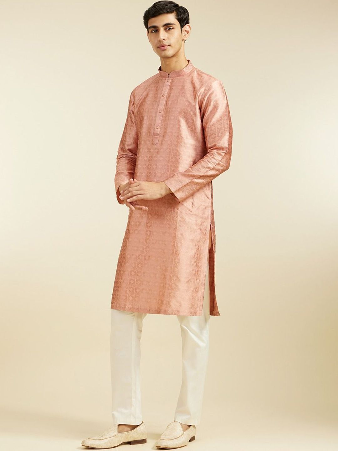 Diwas oleh Manyavar Geometric Woven Design Thread Work Art Silk Kurta Lurus