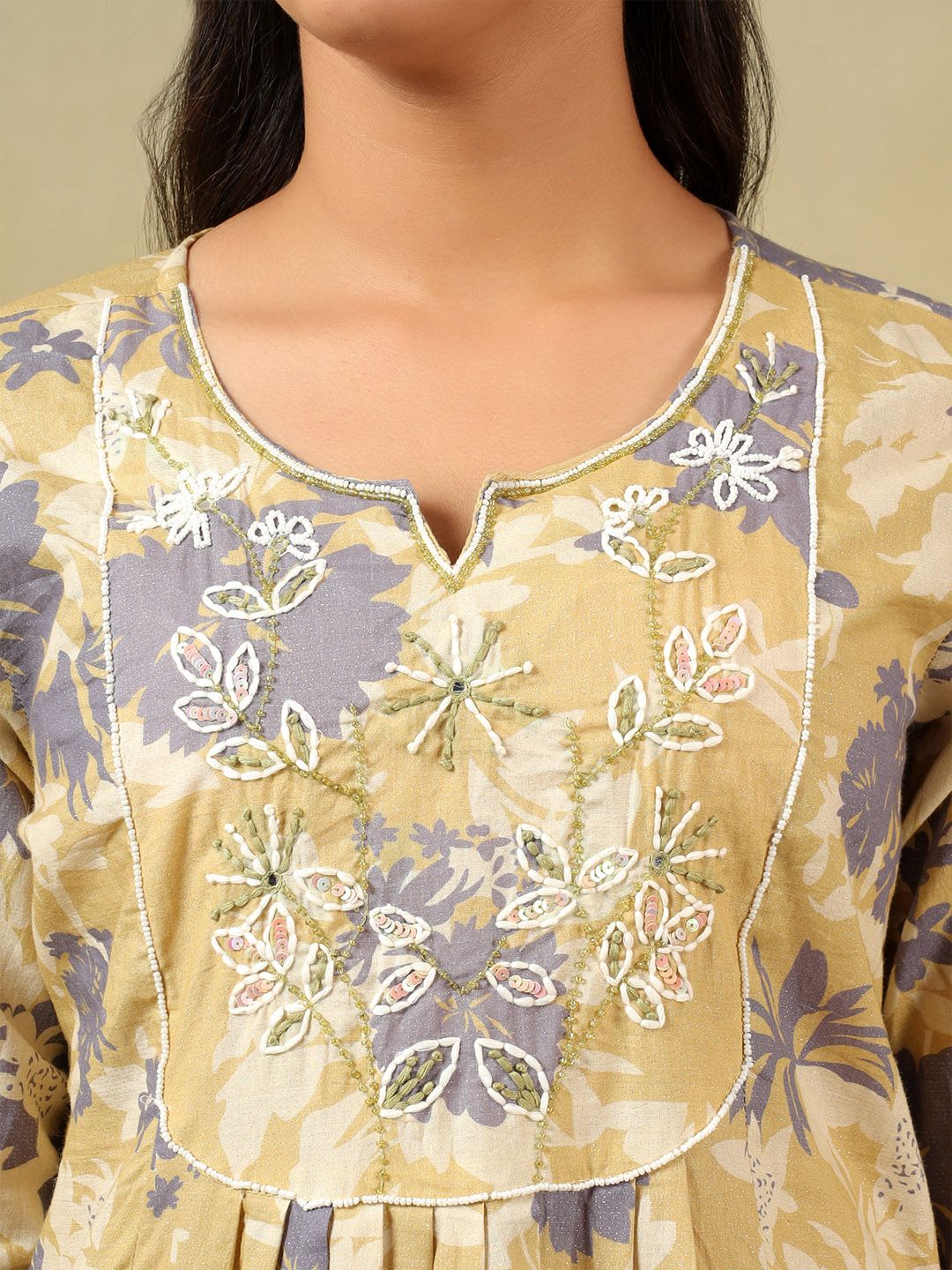 Mamicha Women Floral Printed Regular Thread Work Kurta with Trousers