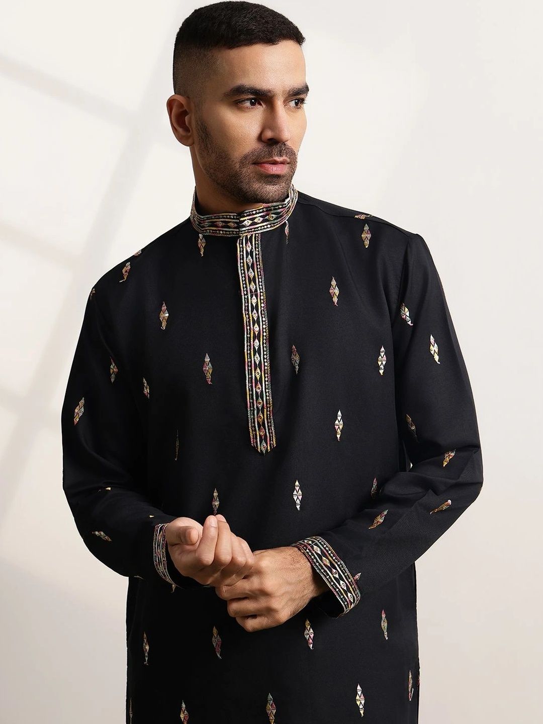 SOJANYA Men Embellished Thread Work Kurta