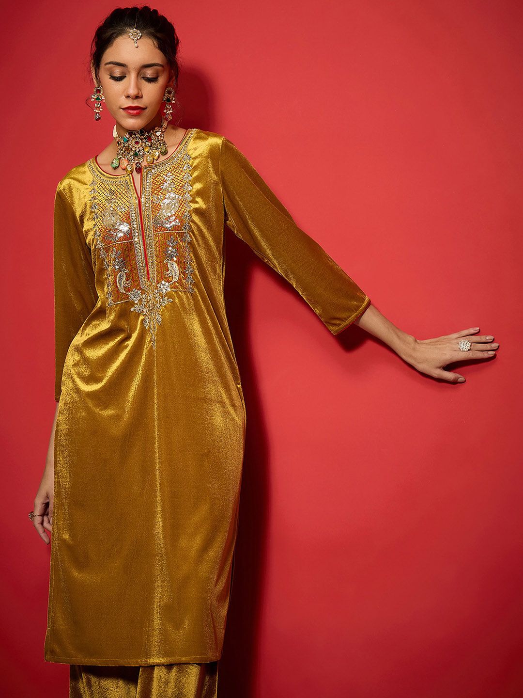 Shae by SASSAFRAS Women Embroidered Grandeur & Majestic Artwork Velvet Kurta