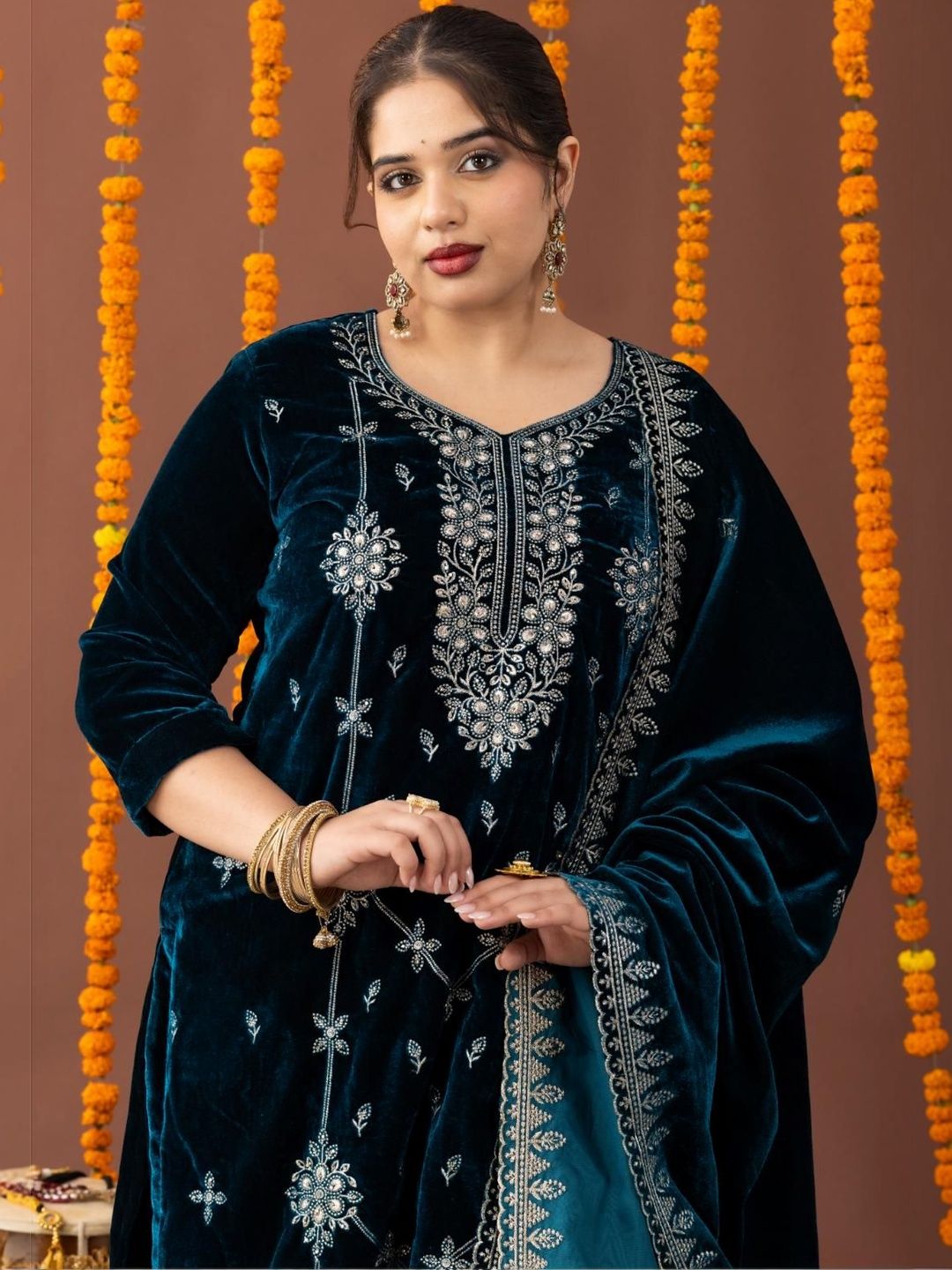Kurta Bersulam Bunga Mamicha & Salwar Dengan Dupatta