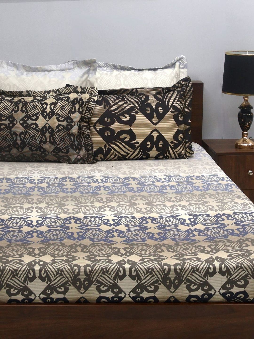 BOMBAY DYEING Grey & Brown Printed 300 TC Cotton King Bedsheet with 4 Pillow Covers