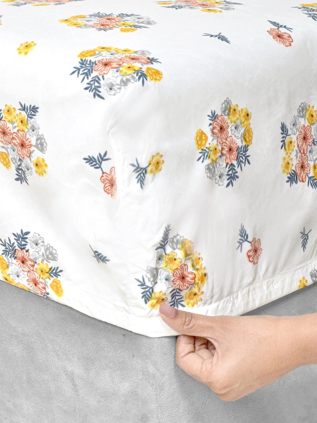 KLOTTHE Cream-Coloured Floral Printed 300 TC King Double Bedsheet Set 2.50 x 2.25 m