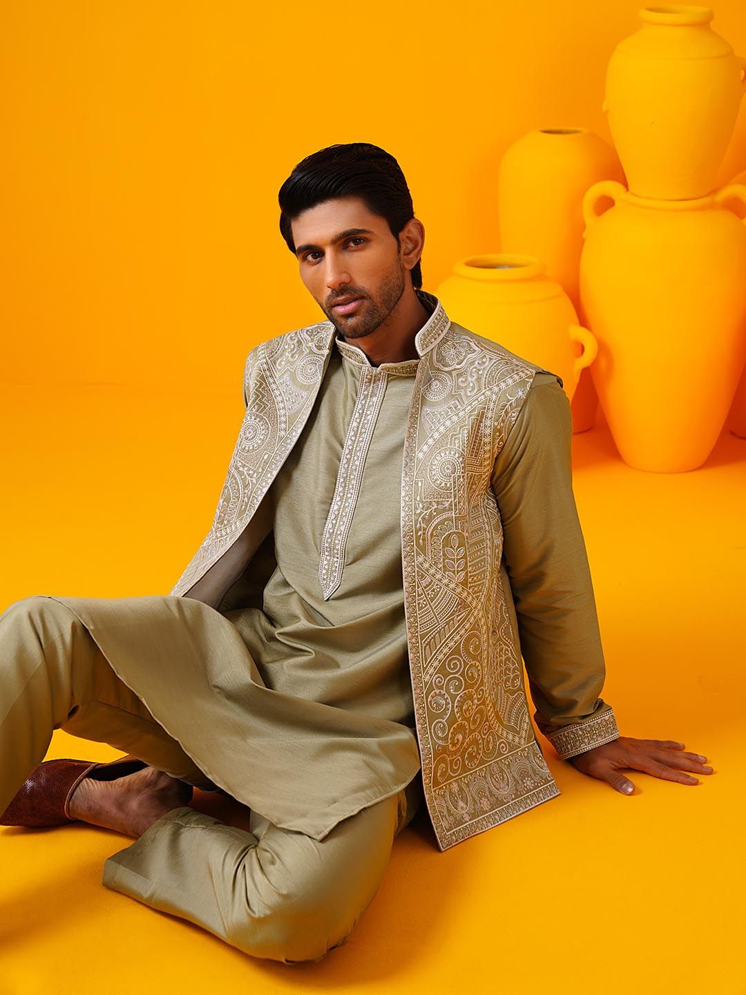SOJANYA LUXE Motif Etnik Bersulam Kolar Mandarin Kurta Lurus & Seluar & Jaket