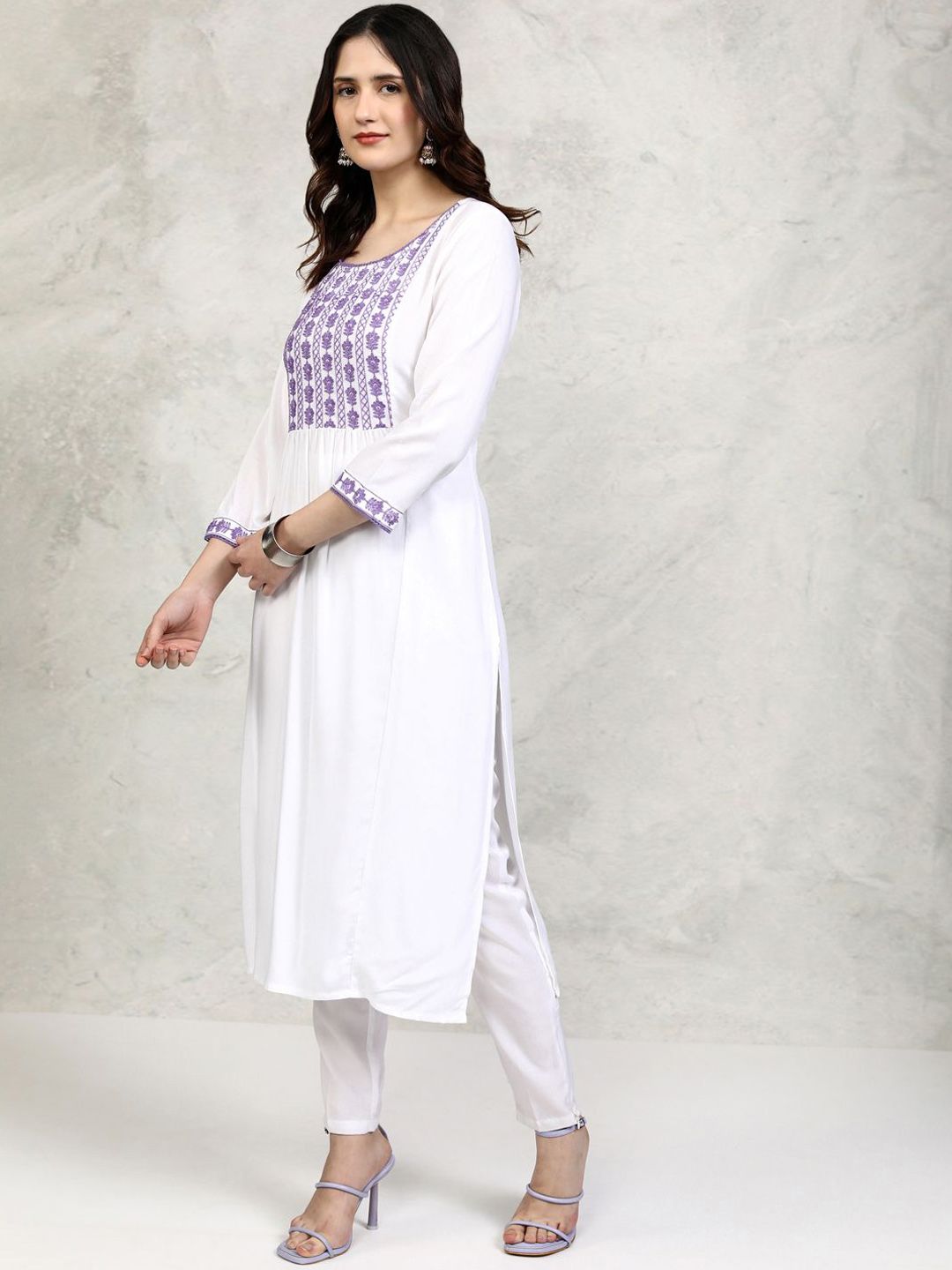 Vishudh White Floral Embroidered Thread Work Round Neck Straight Kurta