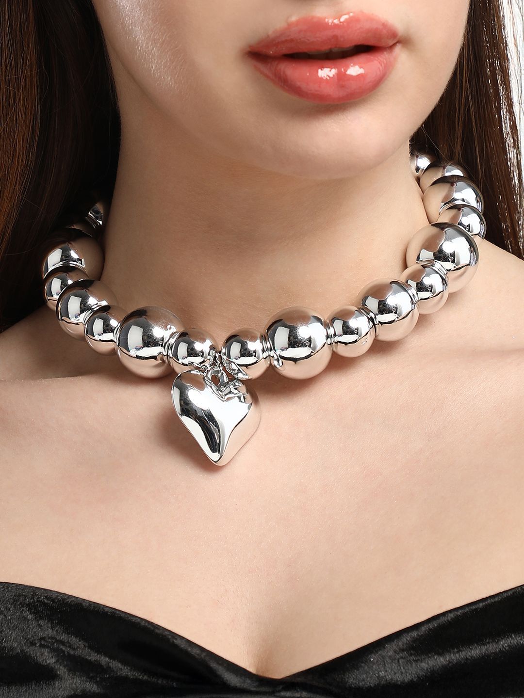 SOHI Metallic Metallic Silver-Lated Heart Heart Complace Complace Collar