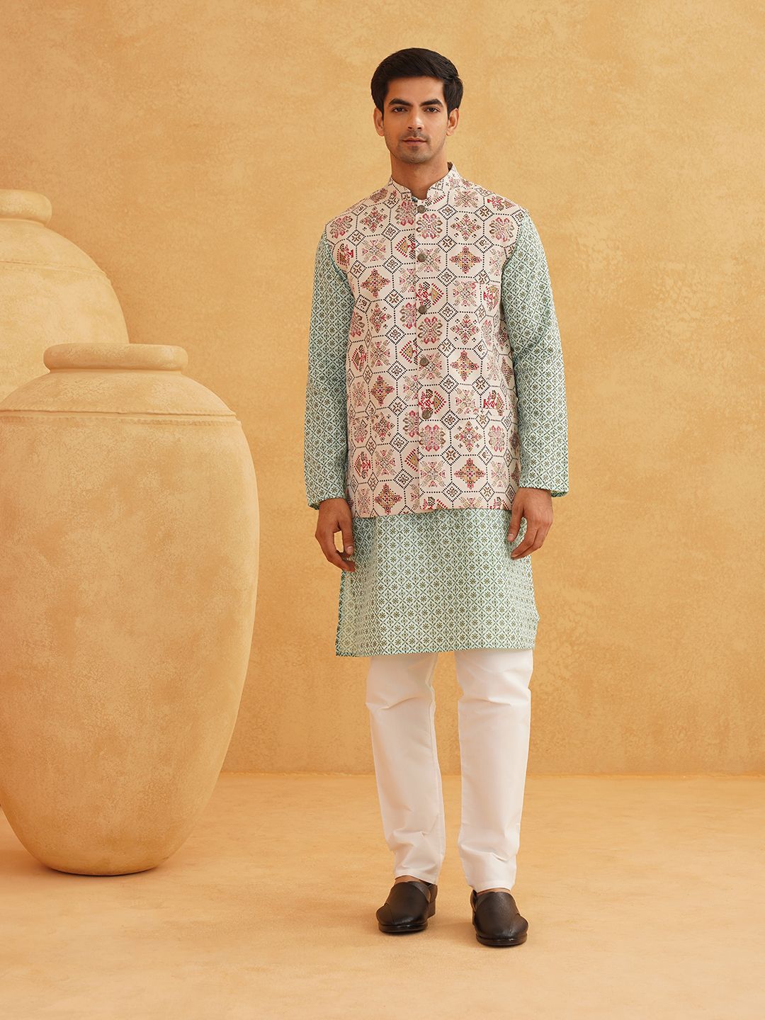 SOJANYA Motif Etnik Bercetak Kurta Lurus Kolar Mandarin Dengan Piyama Dan Jaket Nehru