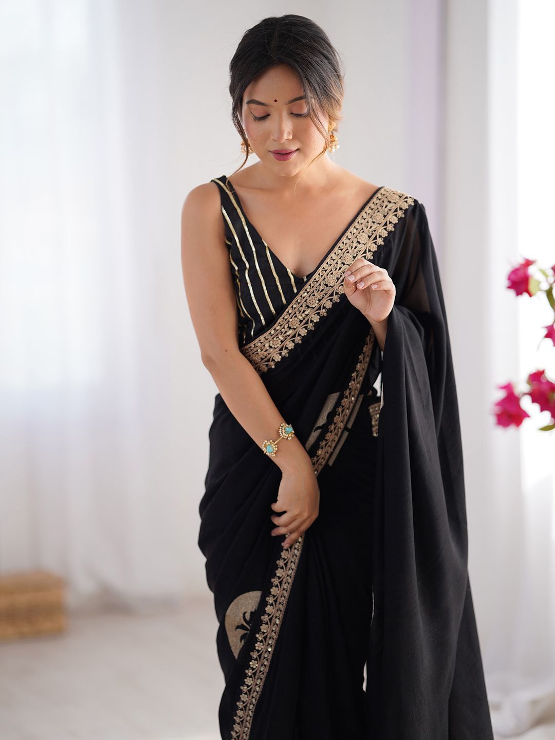 Saree mall Floral Sequinned Silk Blend Sarees
