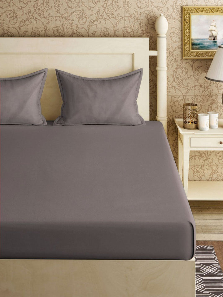 Aura Grey Solid Flat 300TC King Cadar dengan 2 Sarung Bantal