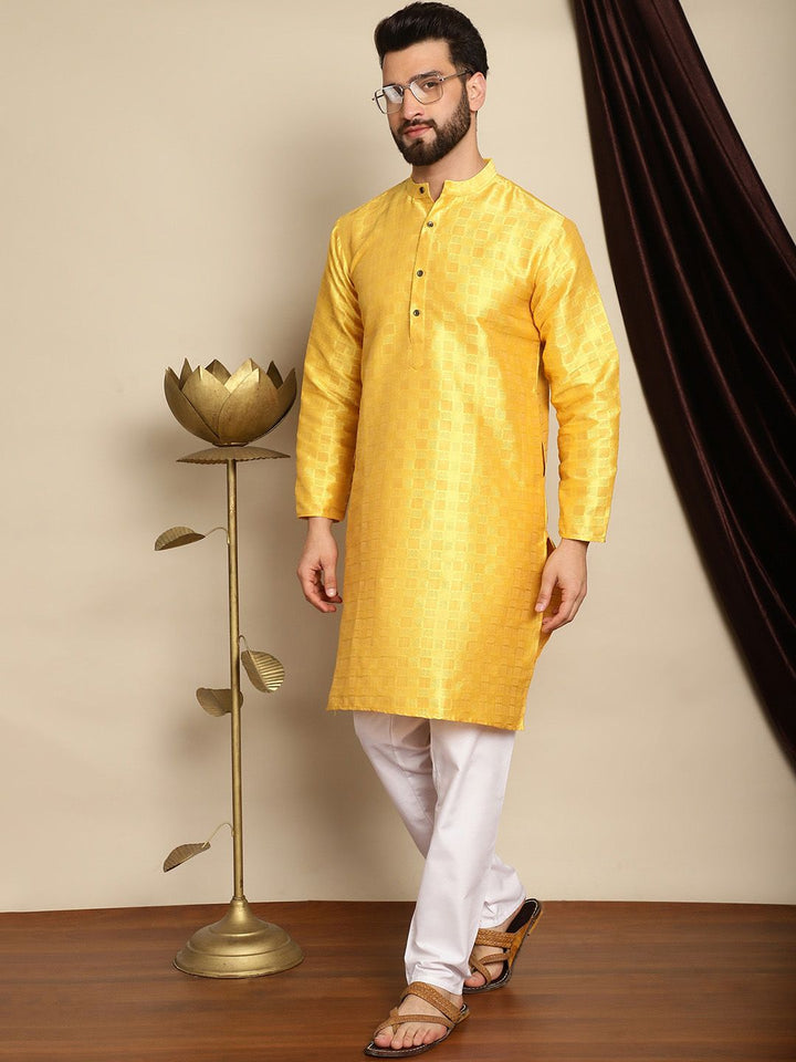 Anouk Yellow Mandarin Collar Geometric Woven Design Kurta Sutera Jacquard dengan Piyama