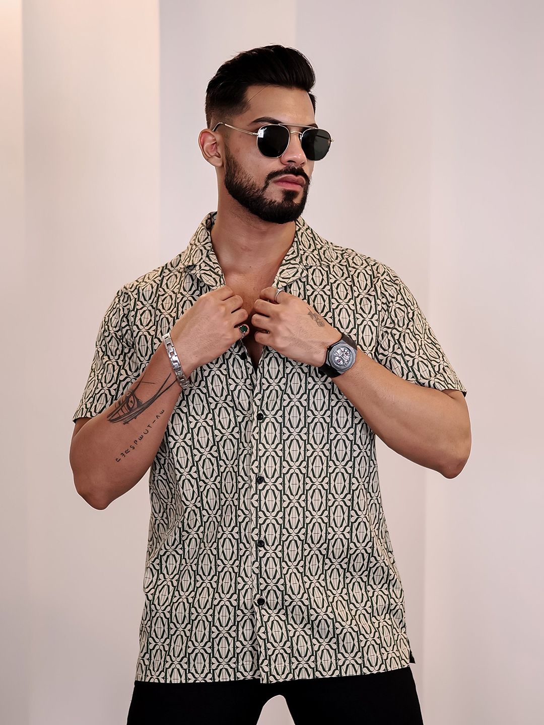 Baju Kasual Kapas Kolar Cuba Eszett Bercetak Abstrak