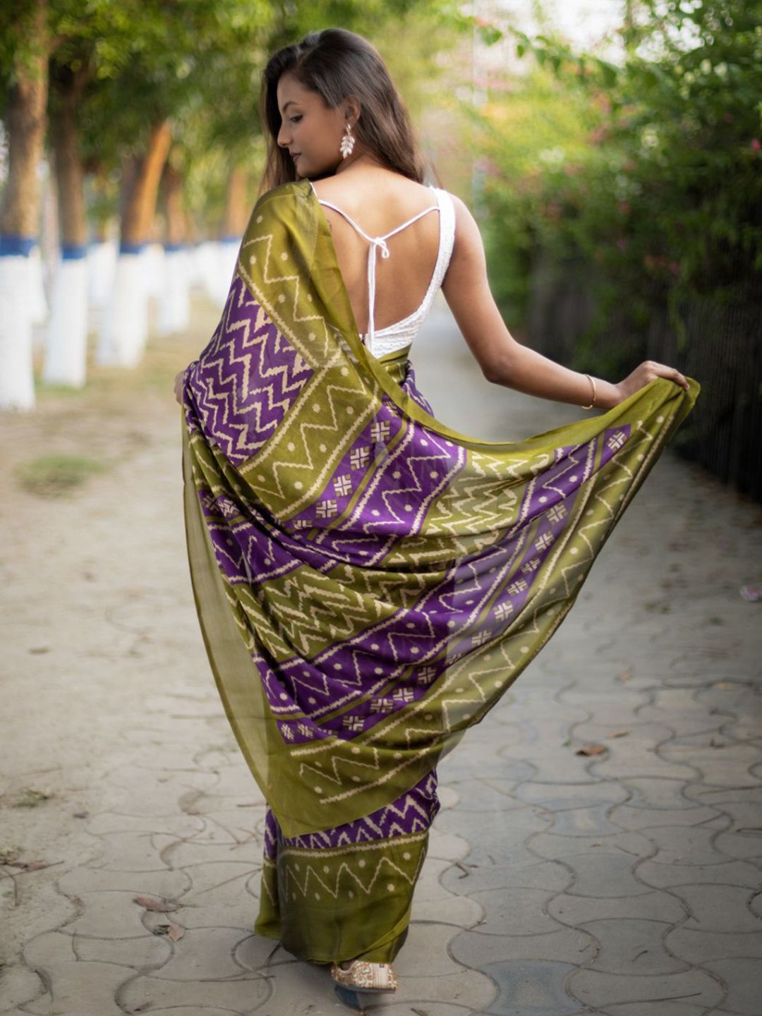 KALINI Geometric Printed Poly Georgette Saree