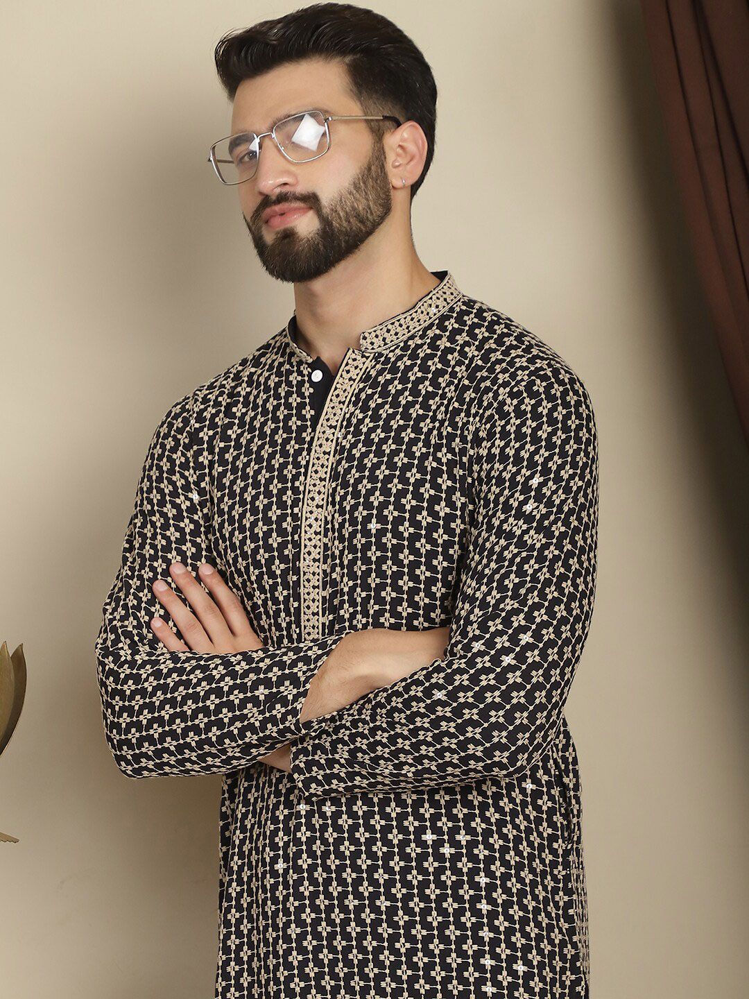 Anouk Motif Etnik Hitam Bersulam Kolar Mandarin Kurta Lurus Kapas Tulen
