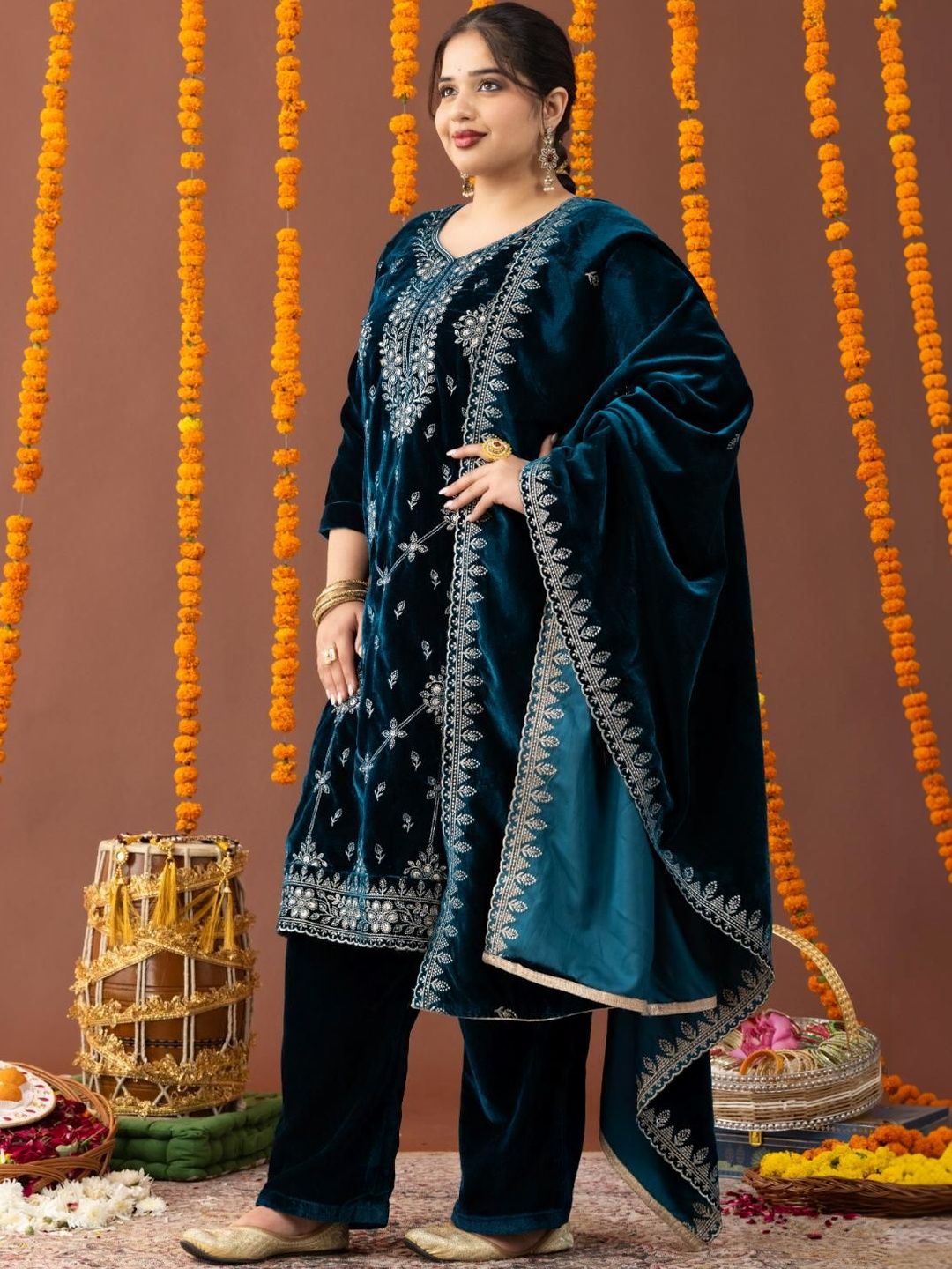 Kurta Bersulam Bunga Mamicha & Salwar Dengan Dupatta