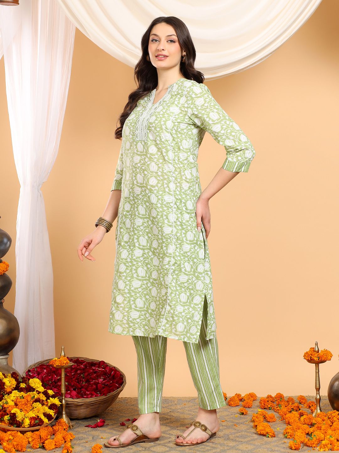 Motif Etnik Wanita Mamicha Bercetak Benang Biasa Bekerja Kurta Kapas Tulen dengan Seluar & Dengan Dupatta