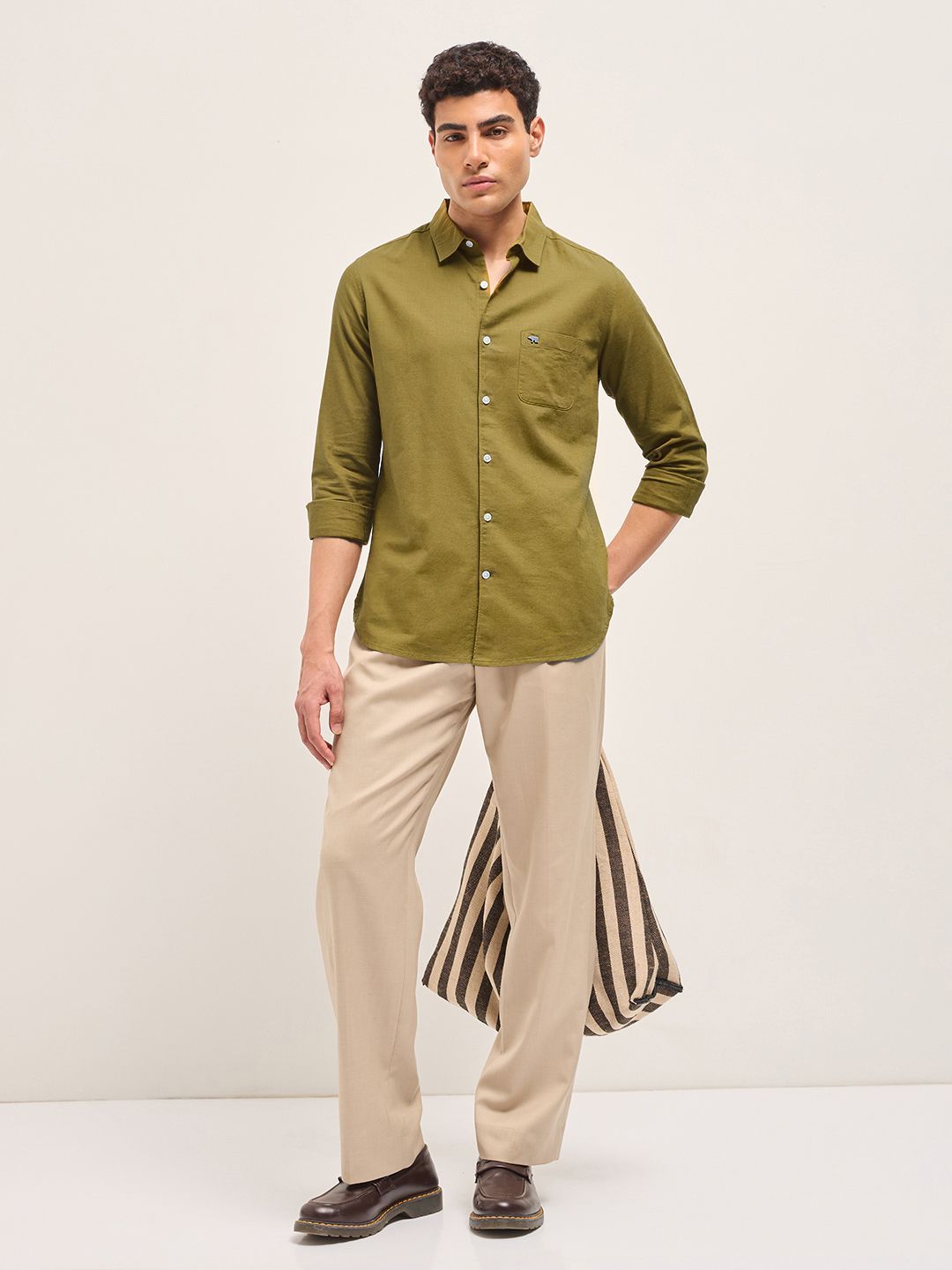 THE BEAR HOUSE Men Slim Fit Solid Spread Collar Casual Cotton Linen Shirt