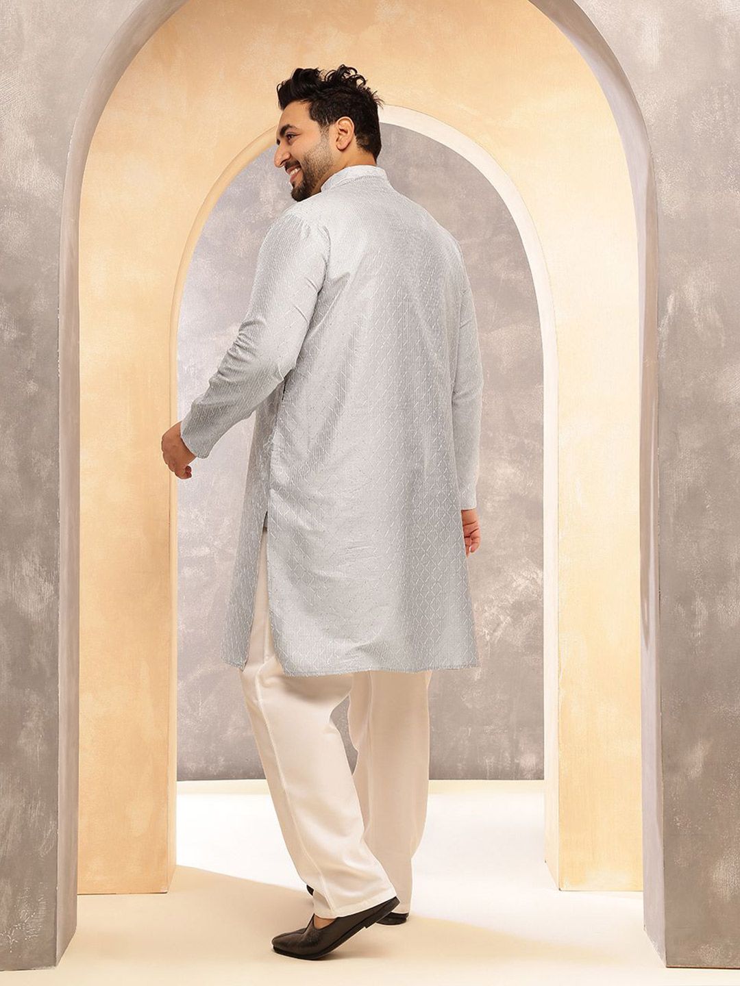 SOJANYA PLUS Men Embroidered Kurta