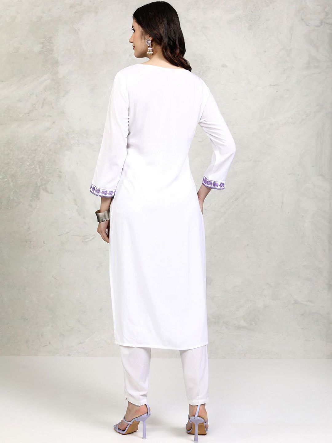 Vishudh White Floral Embroidered Thread Work Round Neck Straight Kurta