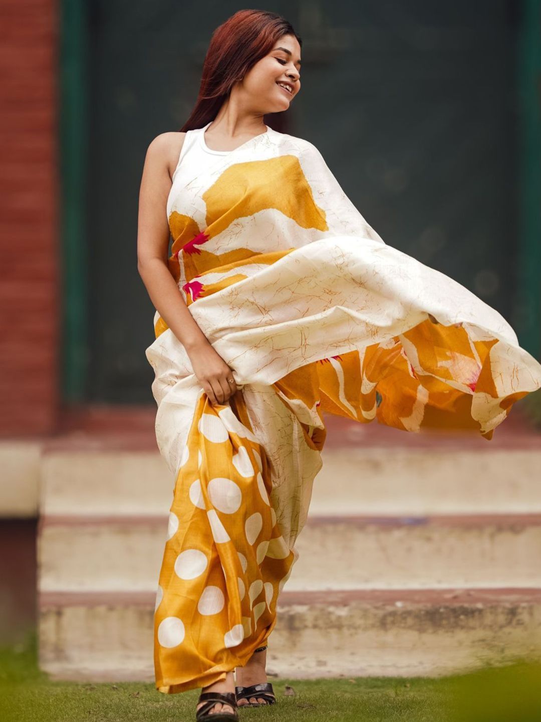 KALINI Women Abstract Printed Saree