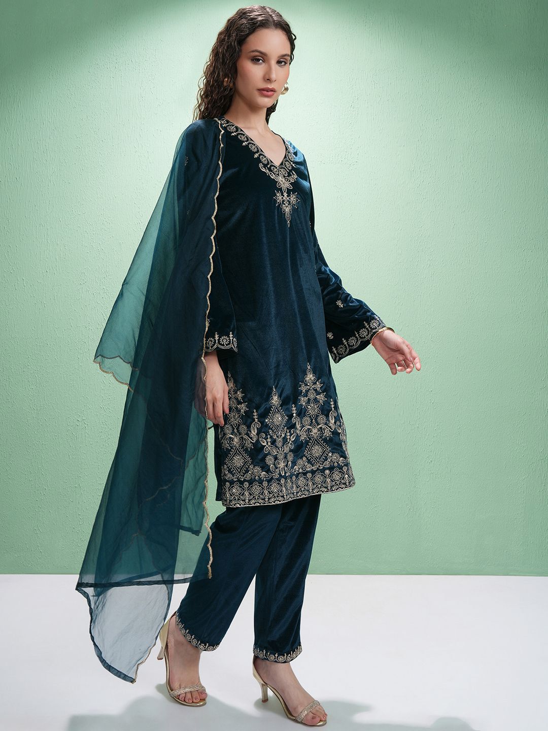 Vishudh Women Ethnic Motifs Yoke Design Regular Thread Work Kurta with Trousers & With Dupatta