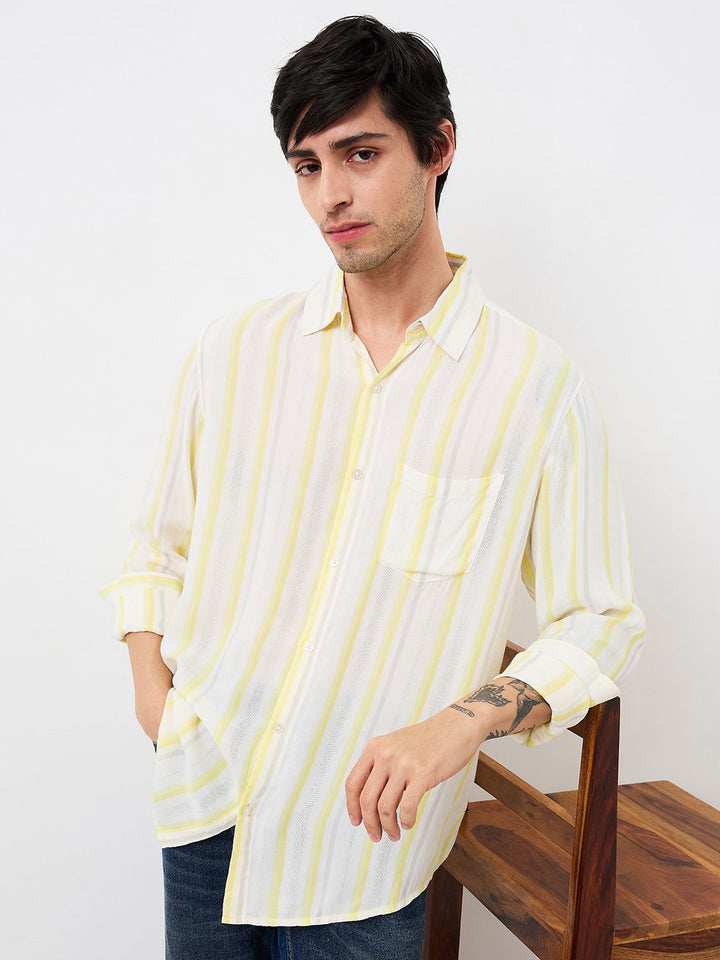 SPYKAR Men Relaxed Fit Spread Collar Vertical Striped Casual Shirt
