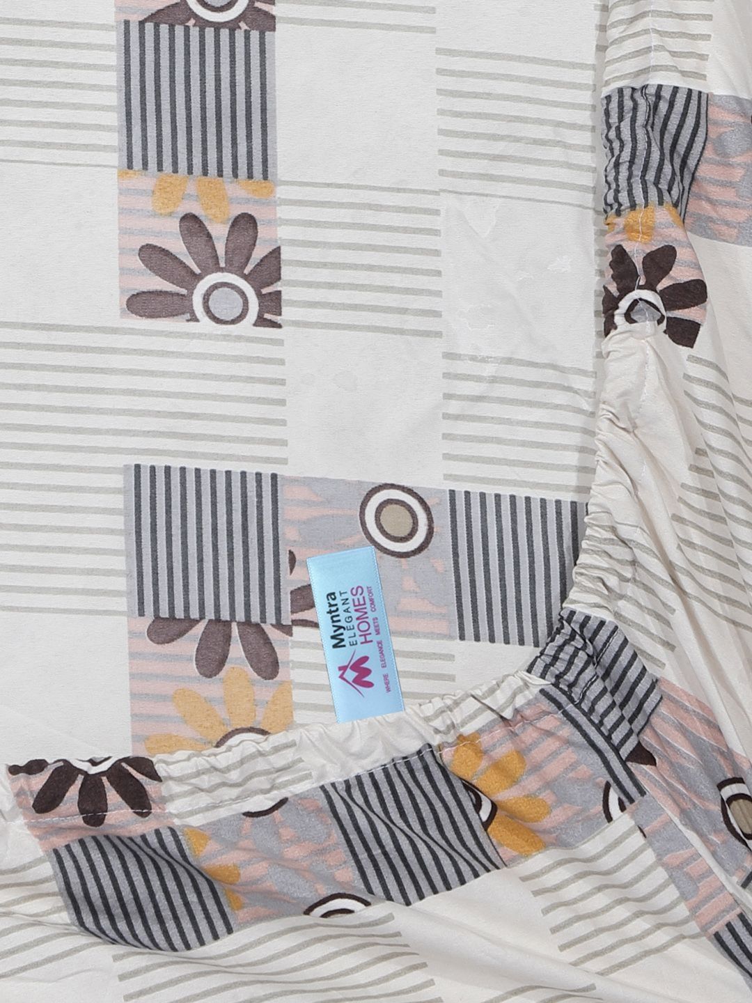 Myntra Elegant Homes Off White & Black Geometric Printed Dilengkapi 300 TC King Bedsheet dengan 2 Sarung Bantal