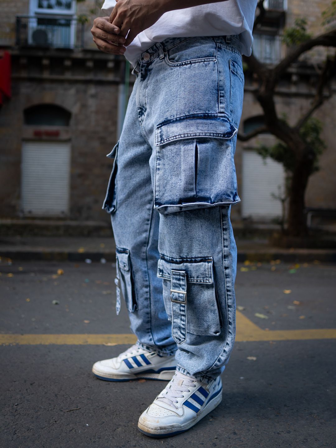 Lelaki Powerlook santai sesuai dengan jeans kargo denim yang sesuai