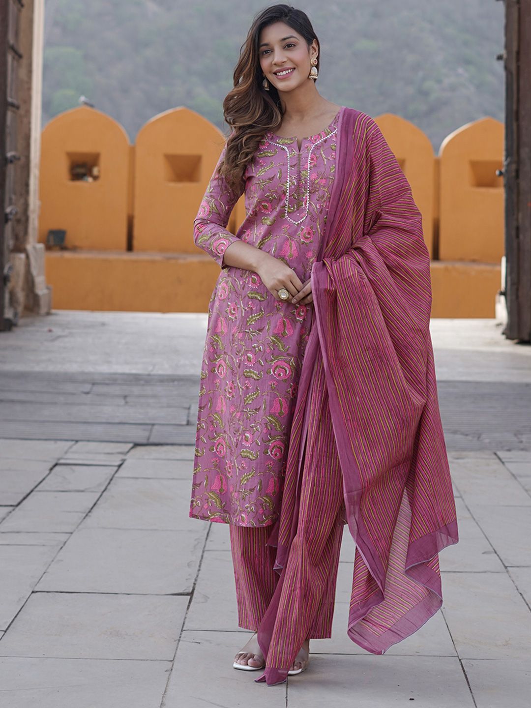 Kalini dicetak berturut -turut Kurta Lurus Lurus Kalini dengan seluar & dupatta