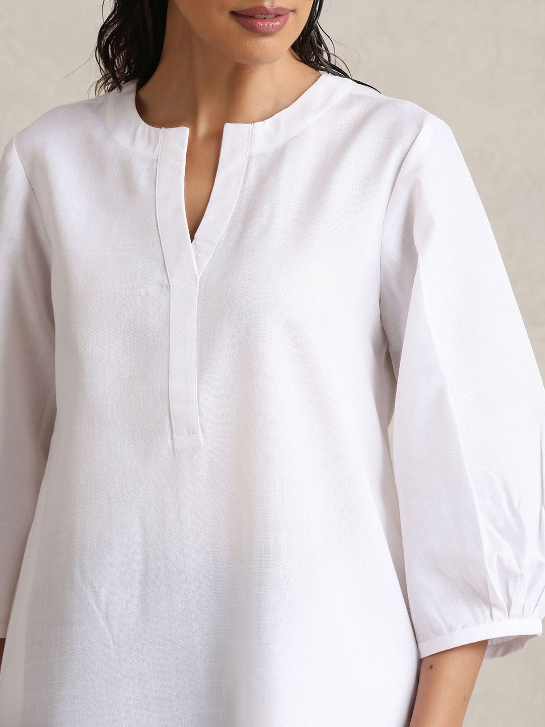 trueBrowns Notch Neck Puffed Sleeves Straight Kurta