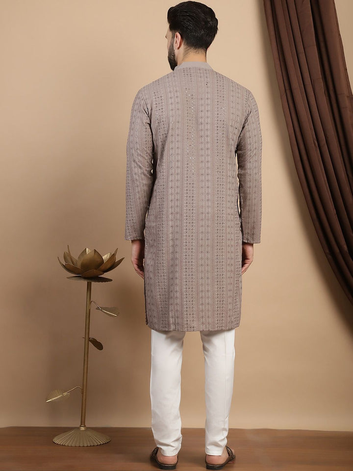 Anouk Sulam Labuci Kapas Tulen Mandarin Collar Straight Fusion Kurta dengan Churidar