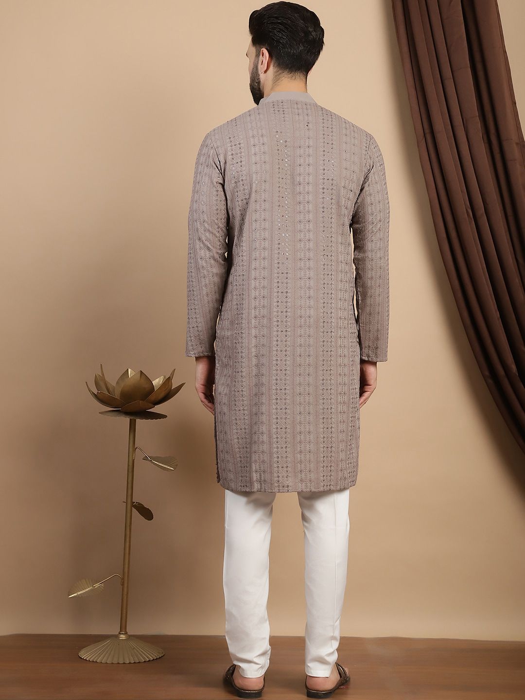 Anouk Sulam Labuci Kapas Tulen Mandarin Collar Straight Fusion Kurta dengan Churidar