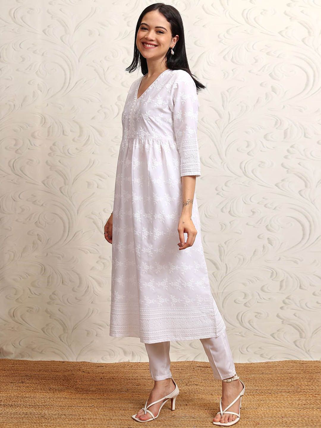 Vishudh Women Floral Embrioderd Kurta