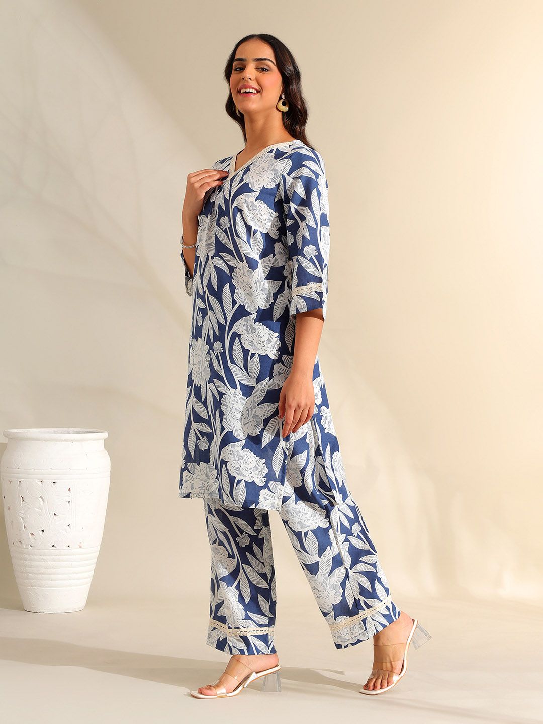 Mamicha Women Floral Printed Regular Pure Cotton Kurta with Trousers