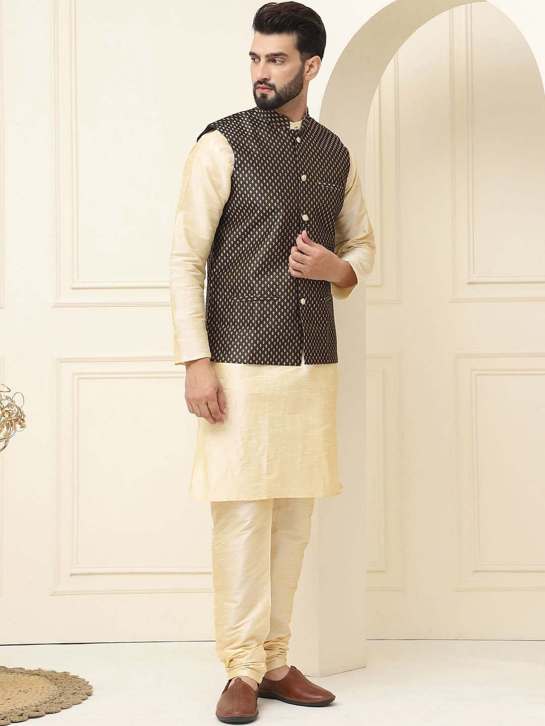 SOJANYA Mandarin Collar Zari Silk Cotton Straight Kurta dengan Piyama & jaket Nehru
