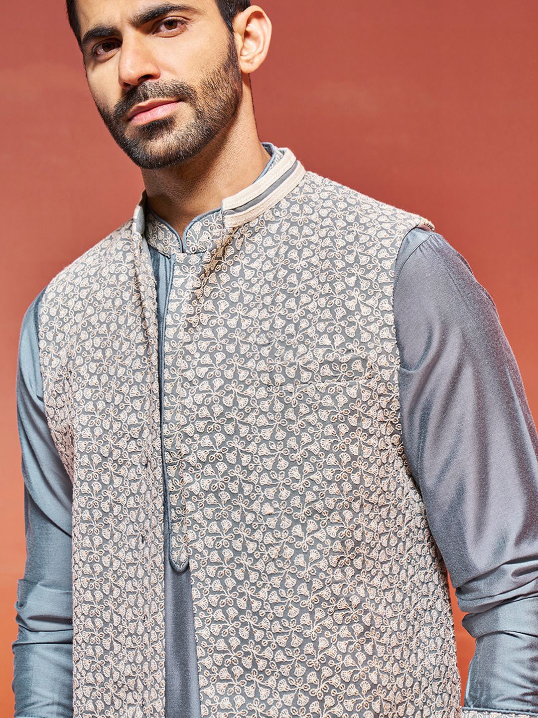 VASTRAMAY Men Embroidered Woven Nehru Jacket